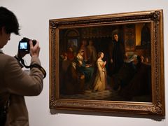 Na snímku z výstavy je obraz Setkání Petrarcy s Laurou v Avignonu roku 1327, 1845 až 1846.