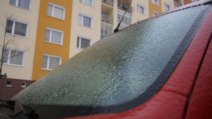 Část jižní Moravy pokryla ledovka. Policie kvůli desítkám nehod nabádá k opatrnosti