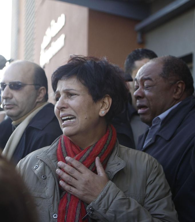 A woman mourns for assassinated prominent Tunisian opposition politician Shokri Belaid in Tunis, February 6, 2013. A prominent Tunisian opposition politician was shot dead outside his home on Wednesday, in a killing the prime minister condemned as a political assassination and a strike against the "Arab Spring" revolution. Prime Minister Hamadi Jebali said the identity of the killer of Shokri Belaid, a staunch secular opponent of the moderate Islamist-led government, was unknown. REUTERS/Zoubeir Souissi (TUNISIA - Tags: CRIME LAW POLITICS) Published: Úno. 6, 2013, 8:06 odp.