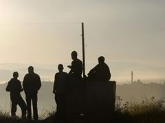 Židovští osadníci z osady Ramat Gilad na západním břehu Jordánu po ranní modlitbě.