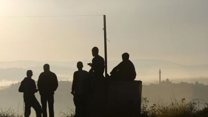 Židovští osadníci z osady Ramat Gilad na západním břehu Jordánu po ranní modlitbě.