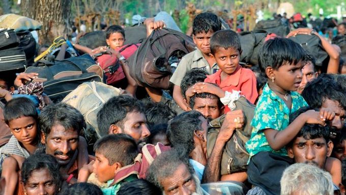 Civilisté prchající ze sevření tamilských povstalců a útočících armádních jednotek v tzv. bezpečné zóně na sevrerovýchodě Srí Lanky právě dorazili do vesnice Putumatalan