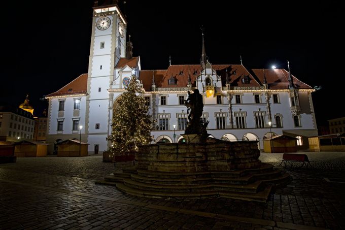 Vánoční strom se v Olomouci na konci listopadu netradičně rozsvítil v šest hodin ráno, aby událost nepřitahovala zbytečnou pozornost.