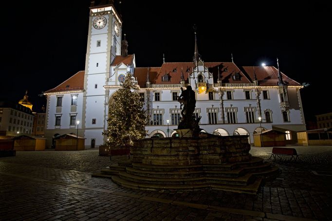 Vánoční strom se v Olomouci na konci listopadu netradičně rozsvítil v šest hodin ráno, aby událost nepřitahovala zbytečnou pozornost.