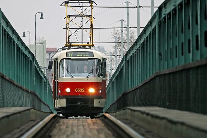 Doprava sem vede zatím jen přes mosty Barikádníků a elektrické dráhy.