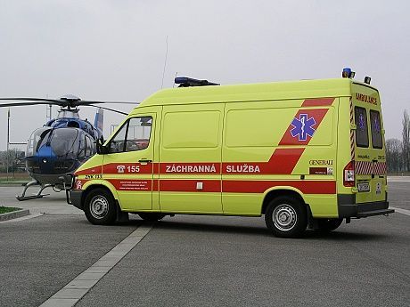 Sanitka a vrtulník záchranné služby