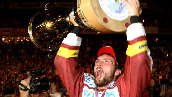 Hokejisté Sparty dokázali obhájit titul mistrů extraligy a v sobotu večer znovu zvedali pohár pro vítěze nad své hlavy.