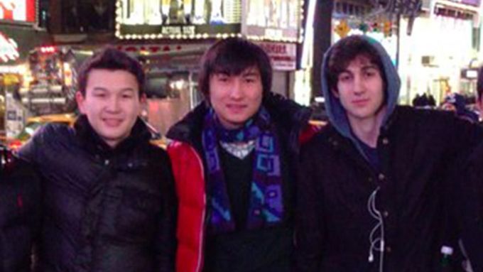 Carnajev s přáteli, Kazachy Azamatem Tažajakovem a Diasem Kadyrbajevem. Oba už byli obžalováni.