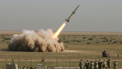 Izraelská armáda v pátek odpoledne oznámila, že dokončila údery na íránské rakety země-země. Cvičný start íránské vojenské rakety na archivním snímku.