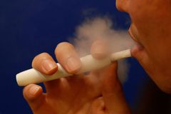 Kuřáků klasických cigaret v Česku opět ubylo, roste však obliba zahřívaného tabáku