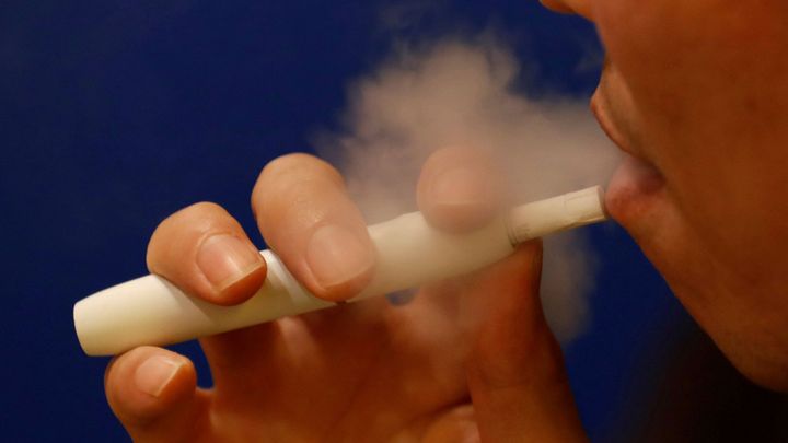Stovky lidí mají vážné plicní problémy. Úřady řeší, jestli je nezpůsobily e-cigarety