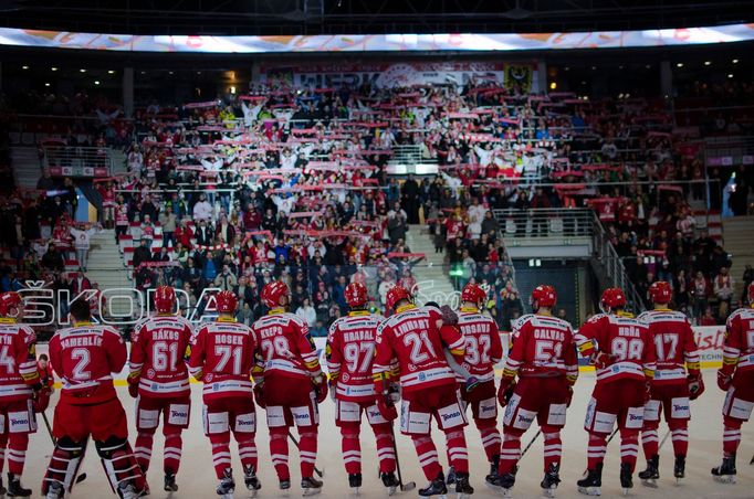 TELH, Třinec-Brno: hráči Třince slaví s fanoušky