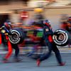 Mechanici Red Bullu při druhých testech F1 v Barceloně 2020