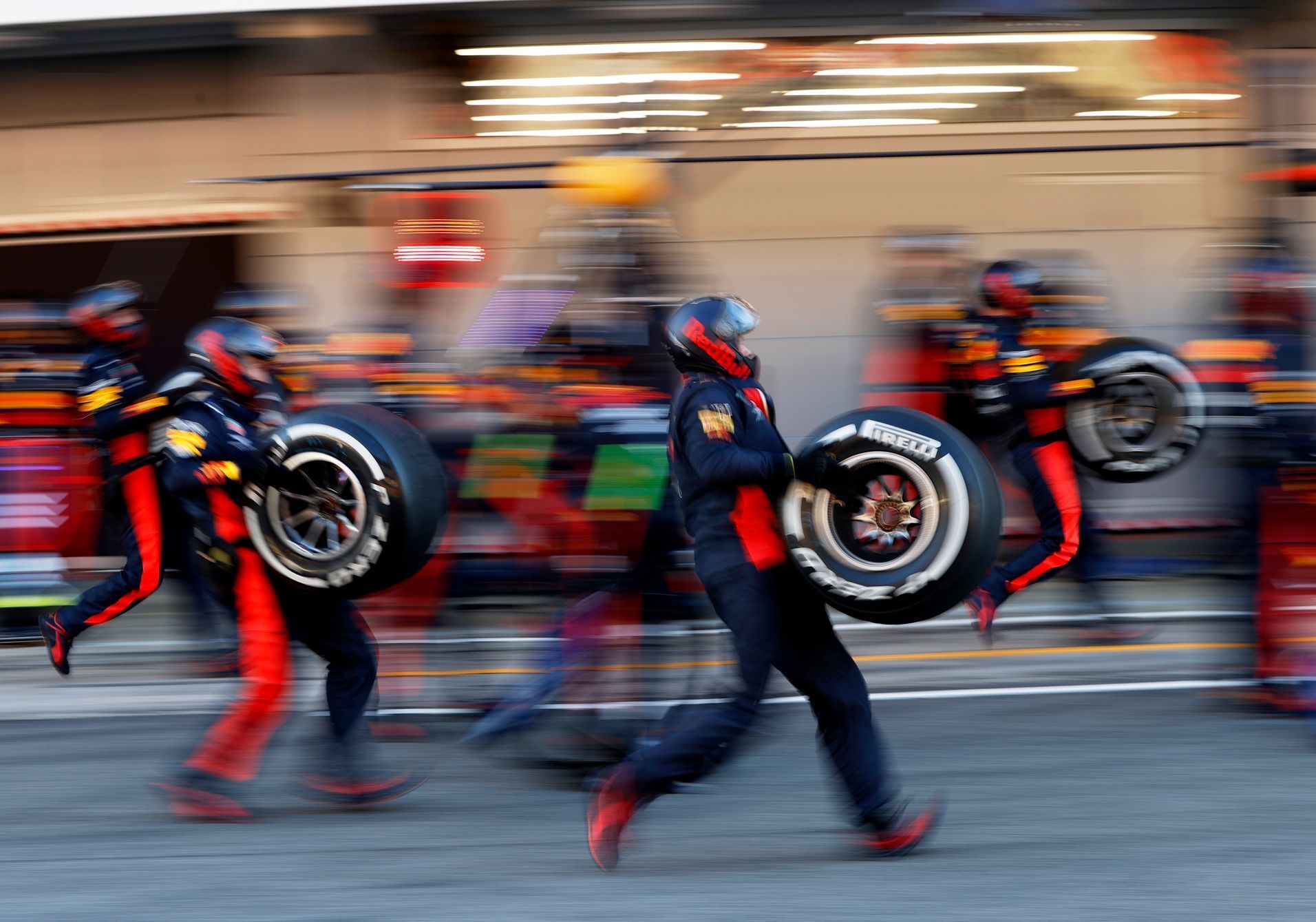 Mechanici Red Bullu při druhých testech F1 v Barceloně 2020