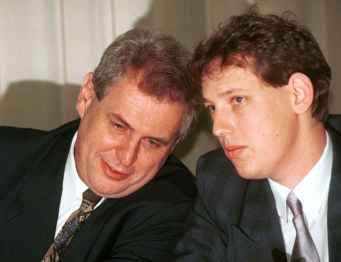 Miloš Zeman (vlevo) a Stanislav Gross během tiskové konference ČSSD. 5. ledna 1996.