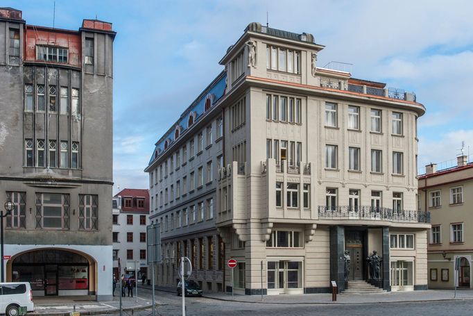Galerie moderního umění v Hradci Králové sídlí v secesní budově bývalého Záložního úvěrového ústavu.