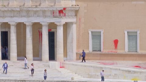 Červené cákance na budově parlamentu. Vandalové řádili v Aténách