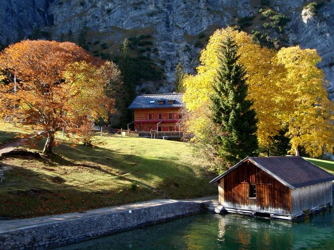 Achensee. Fotografie byla pořízena poblíž městečka Pertisau - pohled z jezera Achensee.