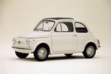 Když v roce 1957 Fiat odhalil model 500, měl jeho motor objem 479 cm3. Je tedy nasnadě, že jméno je s motorem spjaté - a skutečně, Italové pouze zaokrouhlili objem o něco málo směrem nahoru. Moderní "pětistovka" už má větší motory, přesto si původní jméno ponechala.