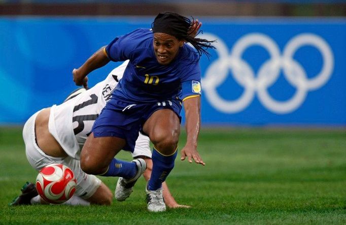 Brazilec Ronaldinho bojuje o míč v utkání s Novým Zélandem