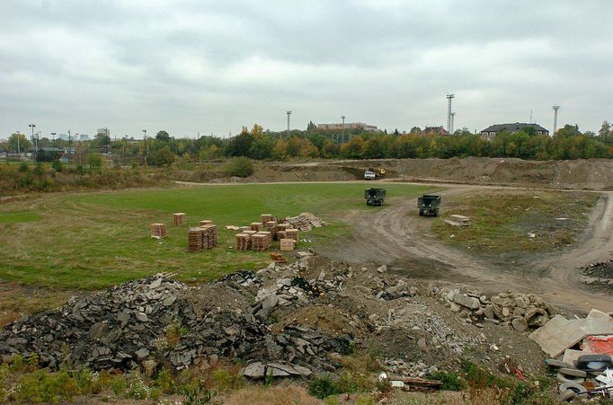 Demolice starého stadionu Slavie v pražském Edenu ve Vršovicích. Archivní snímek z roku 2004