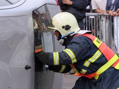 Soutěž v záchraně lidí z havarovaných aut považují hasiči za jedno ze cvičení, které má smysl. V Praze na Letné při něm rozřezali a rozstříhali na dvacet testovacích škodovek.