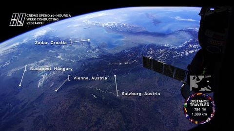 Proleťte se s vesmírnou stanicí nad Evropou. Poznáte, kde je Praha?