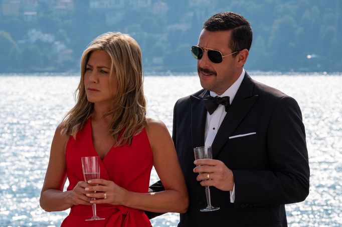 Jennifer Aniston a Adam Sandler ve filmu Vražda v Paříži.