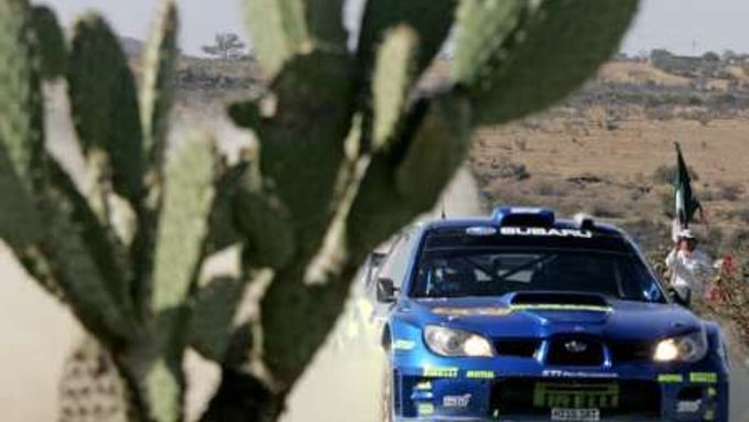 Petter Solberg se Subaru Impreza WRC na trati Mexické rallye.