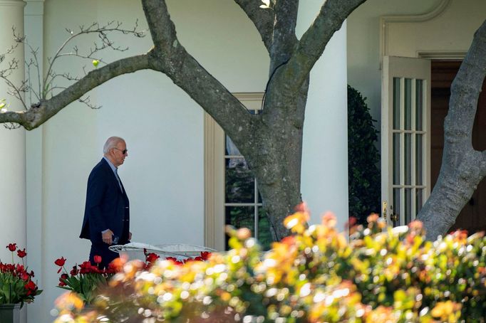 Joe Biden se vrací do Bílého domu kvůli íránskému útoku na Izrael.