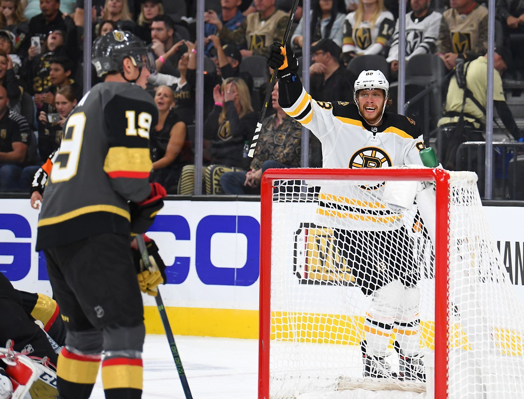 David Pastrňák slaví branku v utkání s Vegas v NHL 2019-20