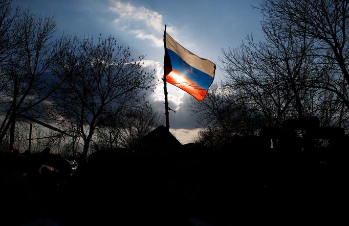 A Russian flag flutters on a barricade in front of a Ukrainian airbase in Kramatorsk, in eastern Ukraine April 15, 2014.