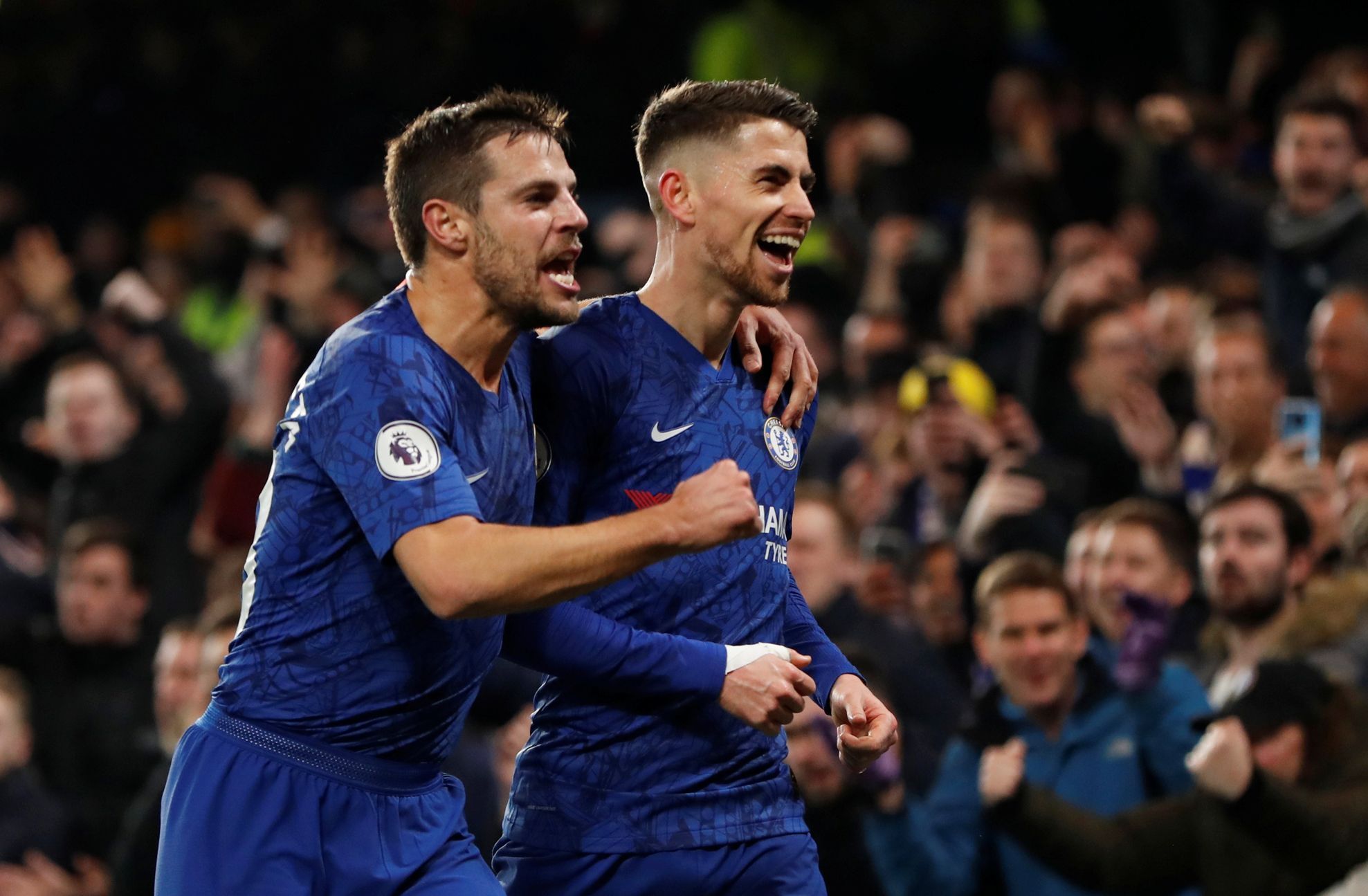 Anglická Premier League 2019/20, Chelsea - Arsenal: Jorginho (vpravo) a Cesar Azpilicueta slaví gól na 1:0