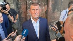 Andrej Babiš pod tlakem novinářských dotazů ve čtvrtek v Dolních Vítkovicích.