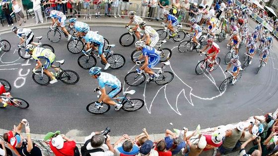 Obrazem NEJ z Tour de France: Peloton, hory, pády i krásné ženy