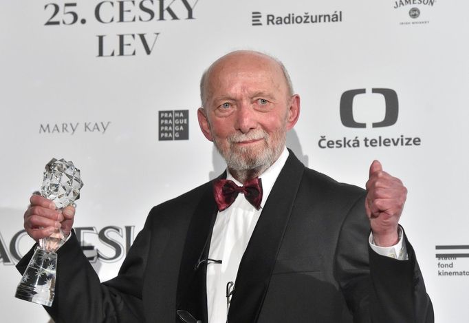 Alois Fišárek s Českým lvem za mimořádný přínos kinematografii, kterého dostal v roce 2018.