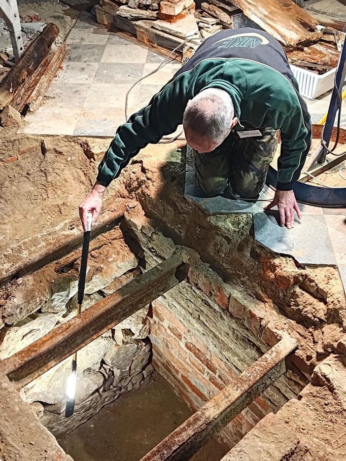 Vyzvedávání ostatků Arnošta Z Pardubic. Kostel Nanebevzetí Panny Marie, Kladsko, Polsko