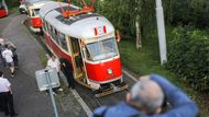 Neděle patřila v Česku tramvajím. Vlakoví a další nadšenci nejdřív ráno zamířili do Prahy na výjimečnou historickou jízdu.