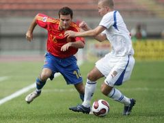 Český fotbalista Lukáš Kuban (vpravo) se snaží zastavit Španěla Juana Manuala Matu ve čtvrtfinále světového šampionátu do dvaceti let.