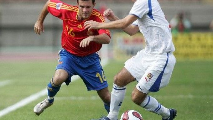 Český fotbalista Lukáš Kuban (vpravo) se snaží zastavit Španěla Juana Manuala Matu ve čtvrtfinále světového šampionátu do dvaceti let.