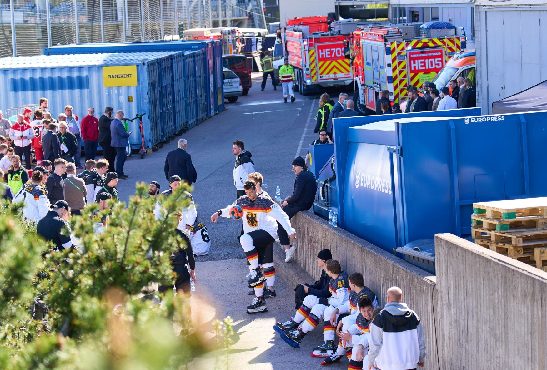 hokej, MS 2022, hráči Německa čekají před halou po požárním poplachu