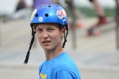 Český kluk si vyrobil snowboard z odpadků po záplavách. Teď se chystá na sluneční brýle