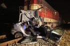 Vlak tlačil auto 200 metrů, řidič nepřežil