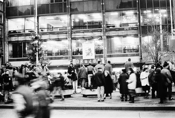 Unikátní fotografie ze zákulisí Václava Havla z období Sametové revoluce. Období mezi léty 1989-90.