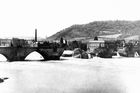 Obrazem: Před 131 lety zabíjela v Praze povodeň. Strhla i oblouky Karlova mostu