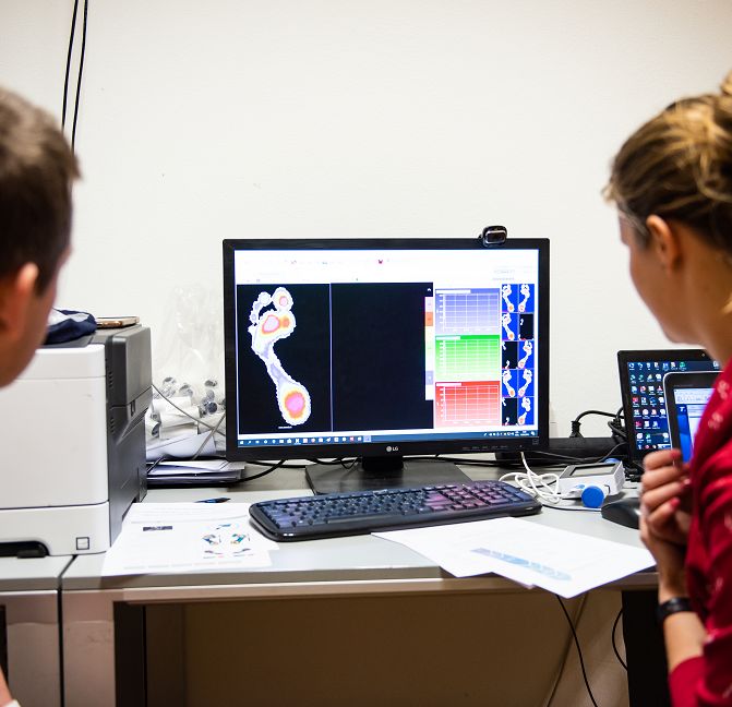 Čtyřhodinové vyšetření je skutečně důkladné. Účastníkům studie se měří krevní tlak a tep, výška vestoje, vsedě, tělesné míry, kapacita plic, složení těla (svaly, tuky, kosti, voda), síla stisku ruky, síla svalů kolenního kloubu, plochost chodidla a úhel vytočení špiček. Testuje se paměť a koncentrace, odebírají vzorky slin a moči. | Foto: RECETOX, Masarykova univerzita