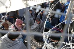 Řecko jako obří detenční tábor. Obavy z odříznutí cesty běžencům na sever se začínají naplňovat