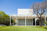 Muzeum umění Menil Collection v Houstonu vzniklo podle návrhu Renza Piana. A kromě místa pro neustále se rozrůstající se sbírky umění nabízí i prostor určený pro divadlo a vzdělávání. Cenu Twenty-five Year Awards získal dům obložený dřevem v roce 2013.