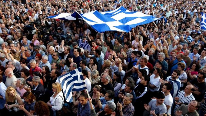 V Aténách i dalších městech protestují již více než týden desetitisíce lidí.