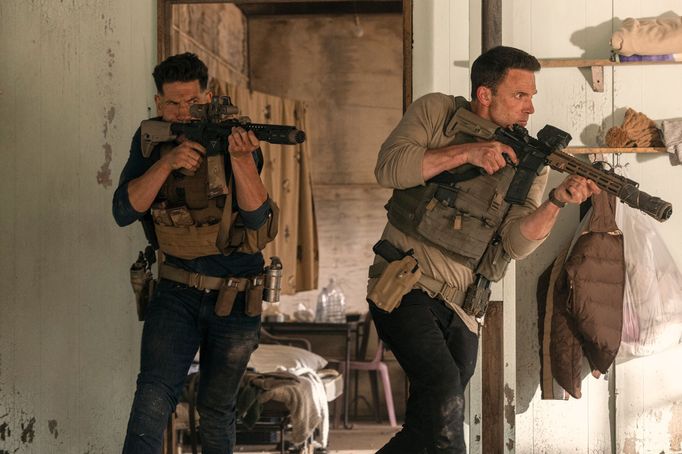 Ben Affleck jako autistický zločinec Christian Wolff a Jon Bernthal coby jeho bratr Braxton ve filmu Zúčtování 2.